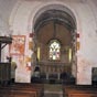 Saint-Jeanvrin : L'intérieur de l'église romane Saint-Georges : La nef unique est voûtée en berceau brisé, un couvrement peu usité en Berry. Les arcs-doubleaux sont reçus par des chapiteaux ornés de rinceaux, de lions ou d’oiseaux. La nef communique par u